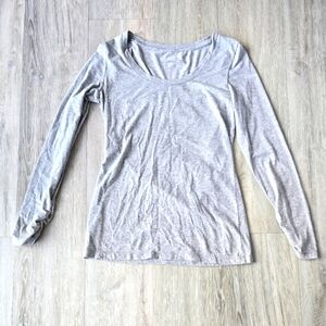 A.n.a Fitted Scoop Neck Long-Sleeve T-Shirt - Light Gray - Size Small
